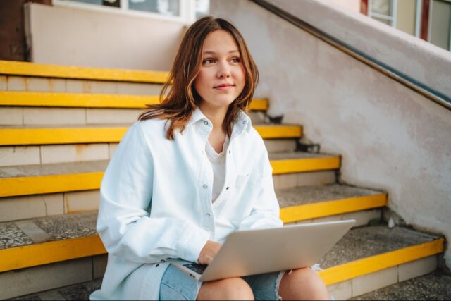 13 Jobs Without College or AI: Salaries Can Start at