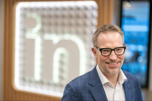 LinkedIn's CEO Uses AI to Write Emails to His Boss,